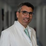 Unser Neurochirurgie Dr. med. Volkan Göktas lächelt Sie freundlich an