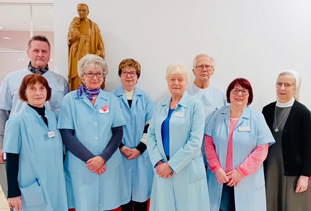 Unsere Blauen Damen und Herren lächeln Ihnen entgegen, gemeinsam mit Schwester Annettte