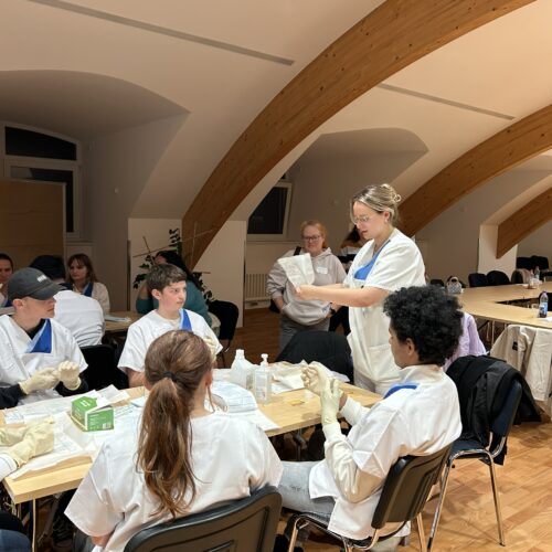 Das Bild zeigt eine Kleingruppe an unserem Schnupperabend zur Ausbildung zur Pflegefachkraft